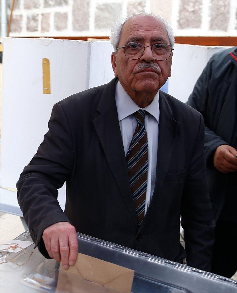 Sezai Karakoç hayatını kaybetti