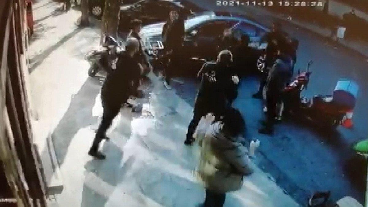 Kadıköy’de döner bıçaklı park yeri kavgası kamerada