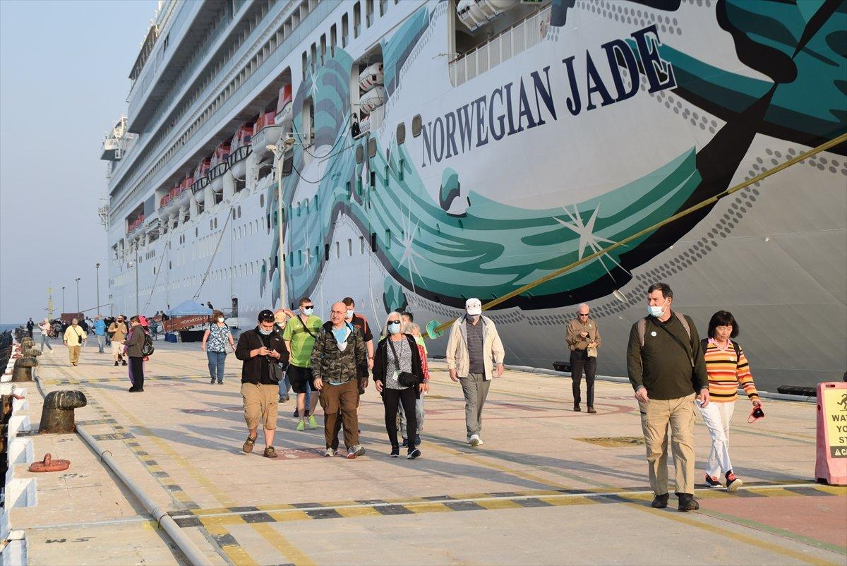 Dev kruvaziyer gemisi Kuşadası’na geldi