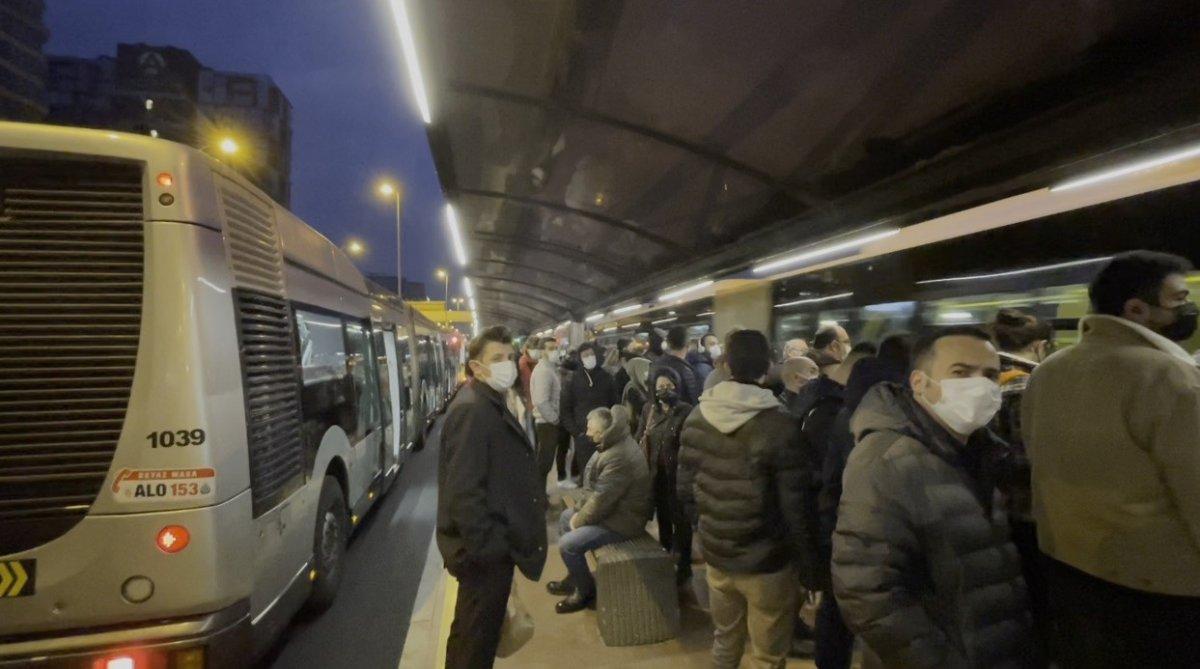 Yenibosna’da metrobüs arızalandı