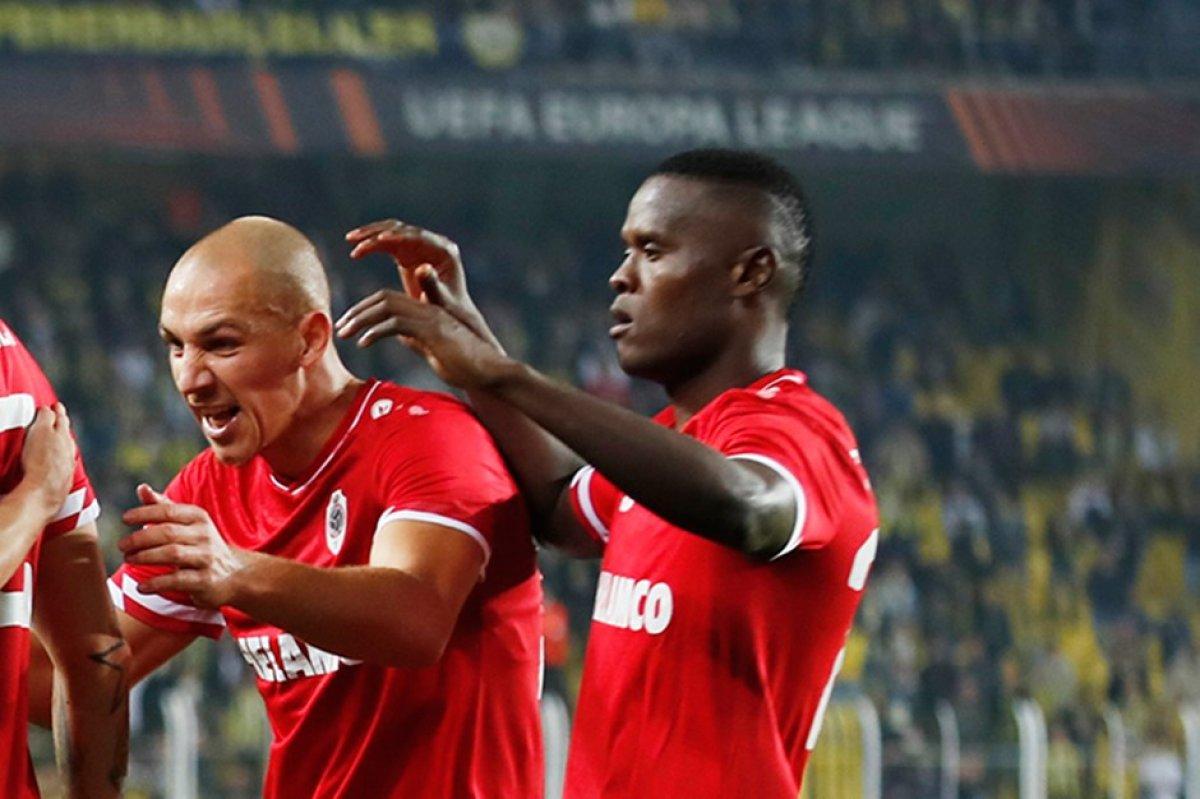 Eski Fenerbahçeli Samatta otelde rehin alındı