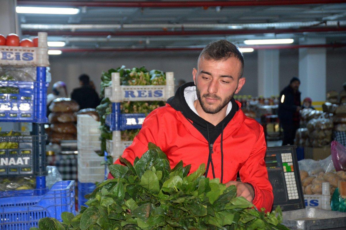 Gümüşhane'de pazarcılar, zehirlenme sonrası ıspanak satışından şikayetçi