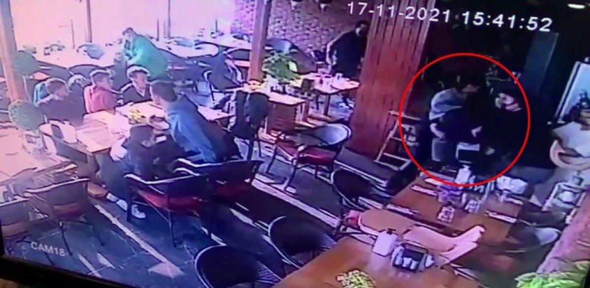 Depremde korkudan bayılan kadın kameraya böyle yansıdı