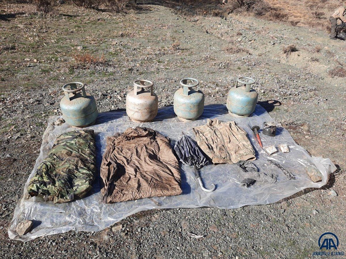 Tunceli’de teröristlerin kullandığı 8 sığınak ve mağara imha edildi