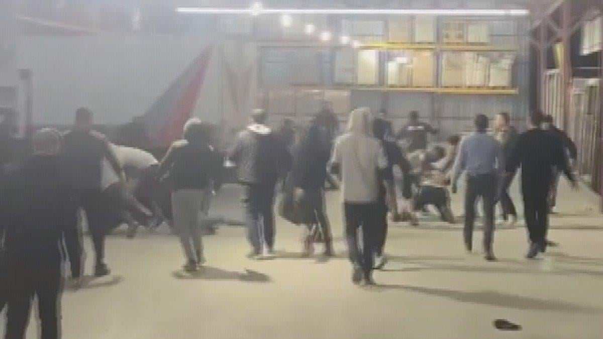 Esenler'de Türkmenistanlılar ile Afganistanlılar birbirine girdi