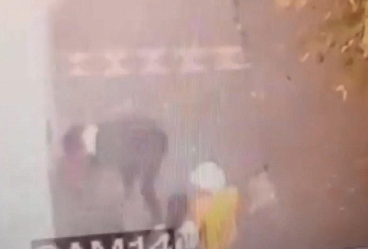 Sultangazi’de, sokakta oynayan kız çocuğuna taciz kamerada