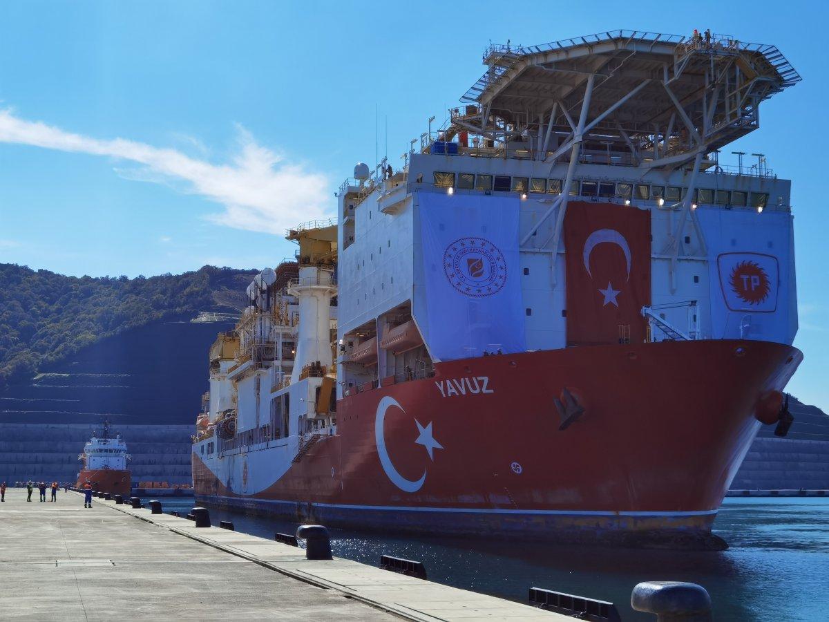 Yavuz Sondaj Gemisi'nin kule montajı çalışmaları sürüyor