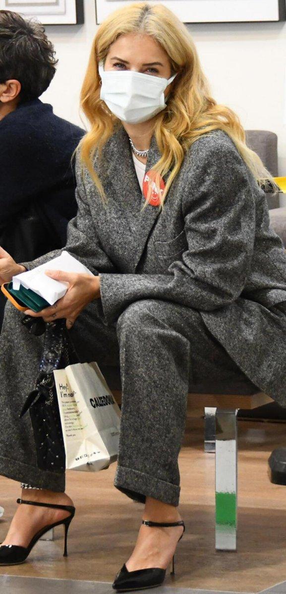 Burcu Esmersoy, elinde para dolu zarfla görüntülendi