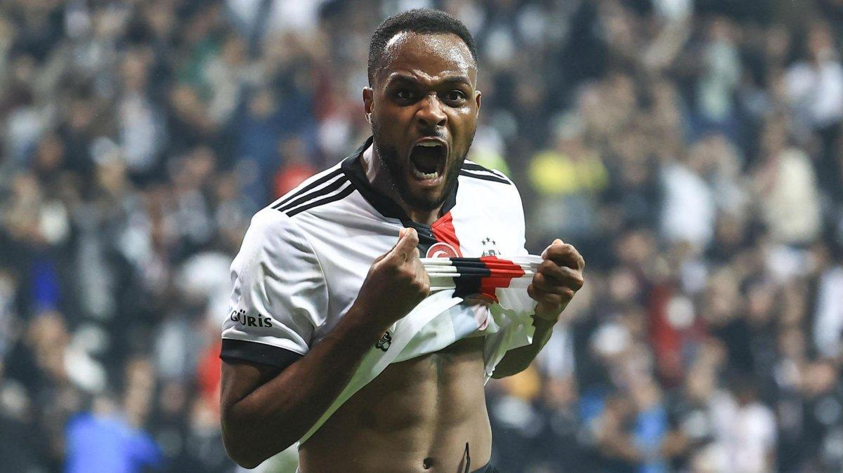 Cyle Larin attığı golle tarihe geçti