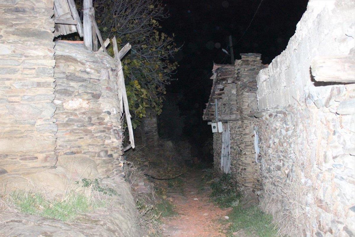 İzmir'in hayalet köyü Lübbey'de korku filmi çekiliyor