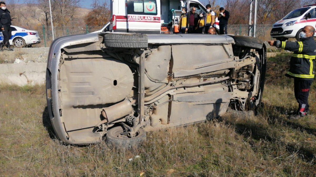 Erzincan'da çocuğun kullandığı otomobil şarampole devrildi