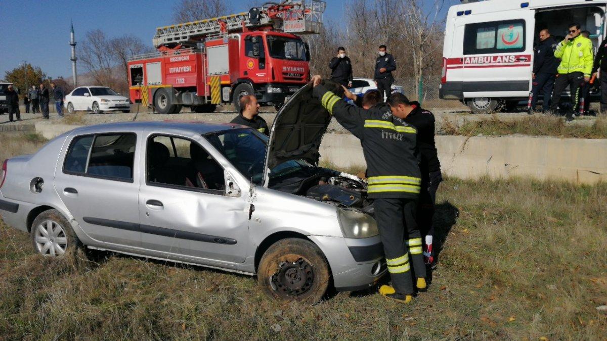Erzincan'da çocuğun kullandığı otomobil şarampole devrildi