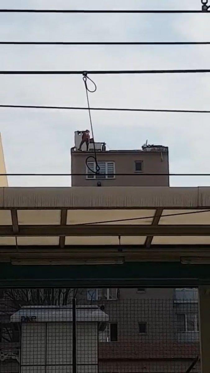 Bursa'da çatı tamiri yapan kişilerin aldığı tedbir korkuttu