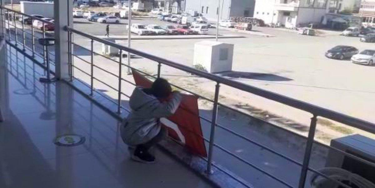 Elazığ’da 6 yaşındaki Zehra’nın bayrak sevgisi kamerada