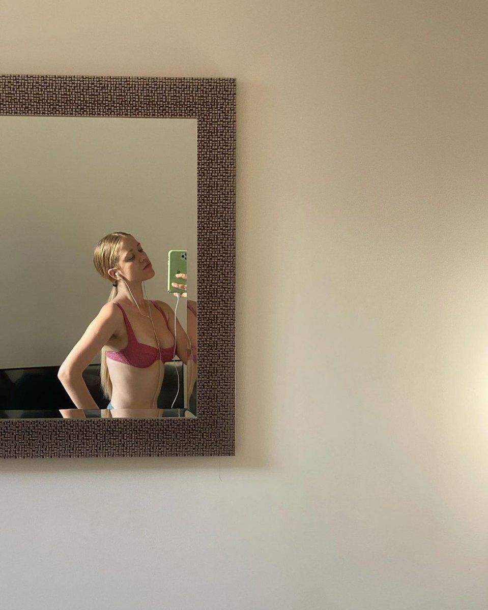 Serel Yereli ayna karşısında poz verdi