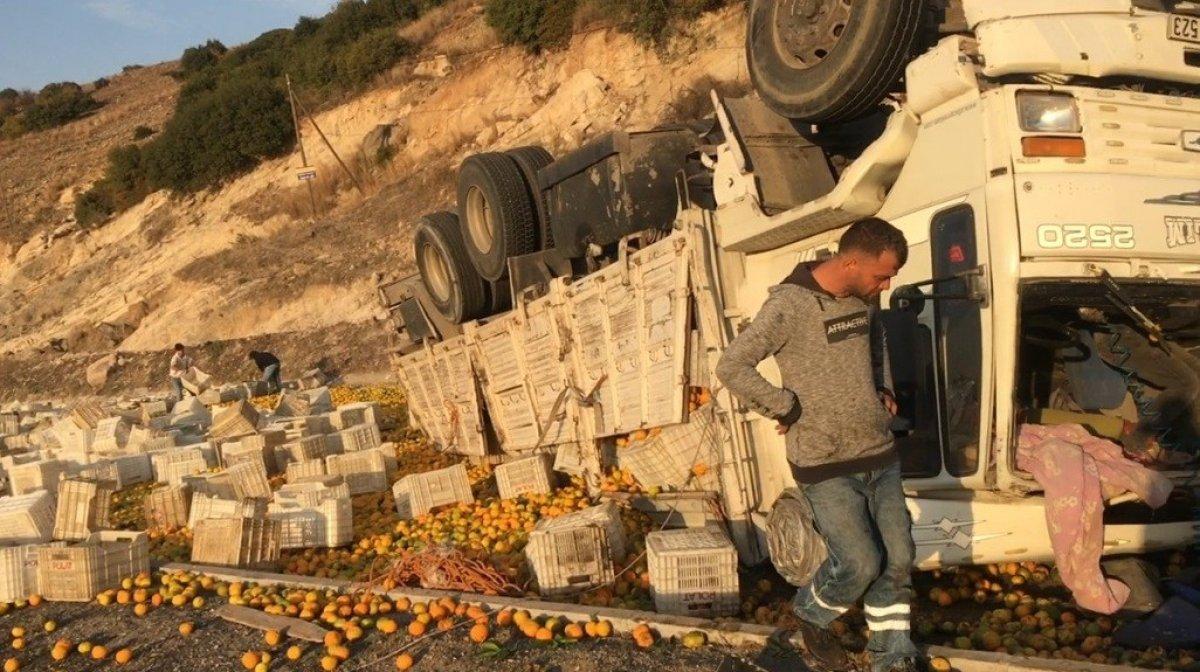 Osmaniye'de trafik kazası: Yollar narenciyle doldu