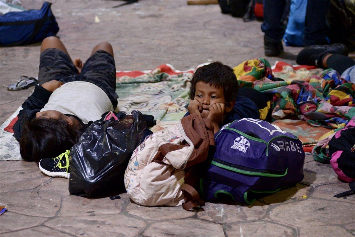 ABD'ye göç etmek isteyen Meksikalılar, sınırda bekliyor