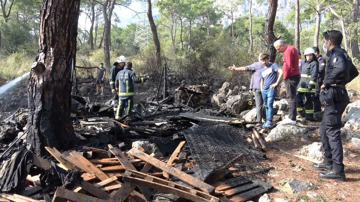 Antalya'da oğluyla kaldıkları baraka yandı, gözyaşlarına boğuldu