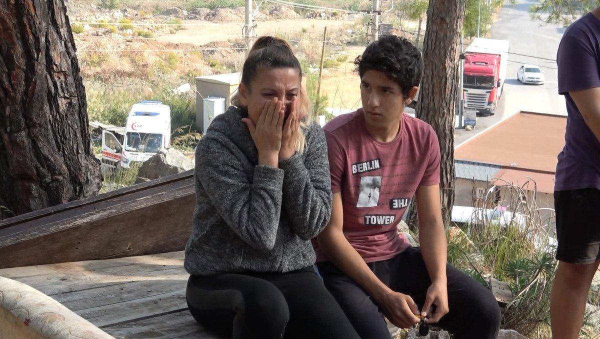 Antalya'da oğluyla kaldıkları baraka yandı, gözyaşlarına boğuldu