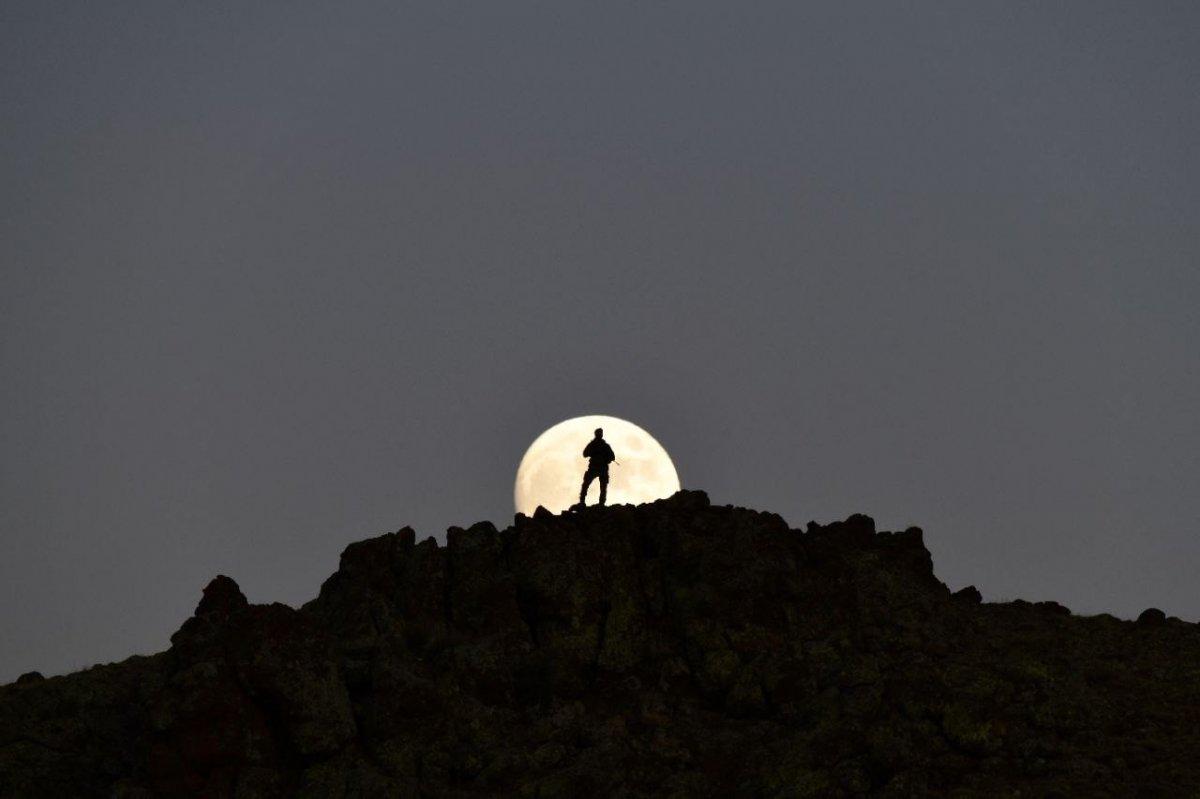 İran sınırında çekilen eşsiz kare: PÖH ve dolunay