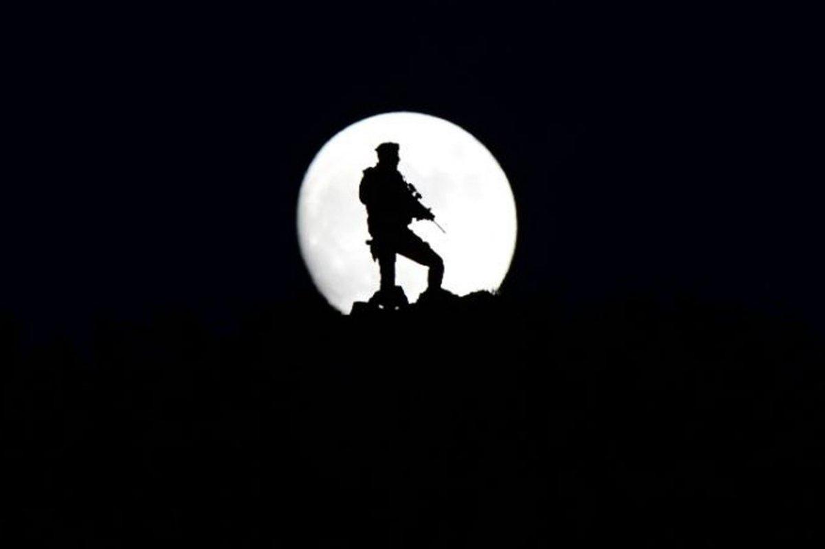 İran sınırında çekilen eşsiz kare: PÖH ve dolunay