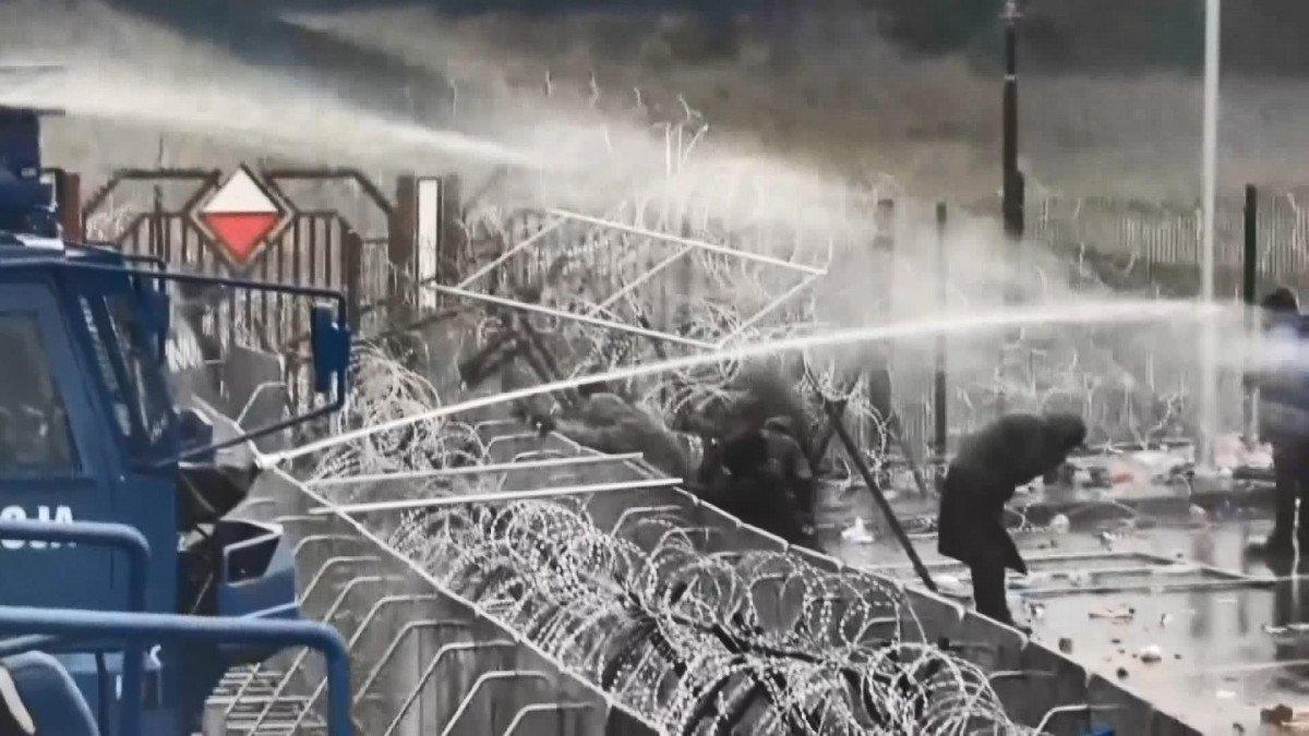 Polonya-Belarus sınırındaki sığınmacılara, tazyikli su biber gazıyla müdahale