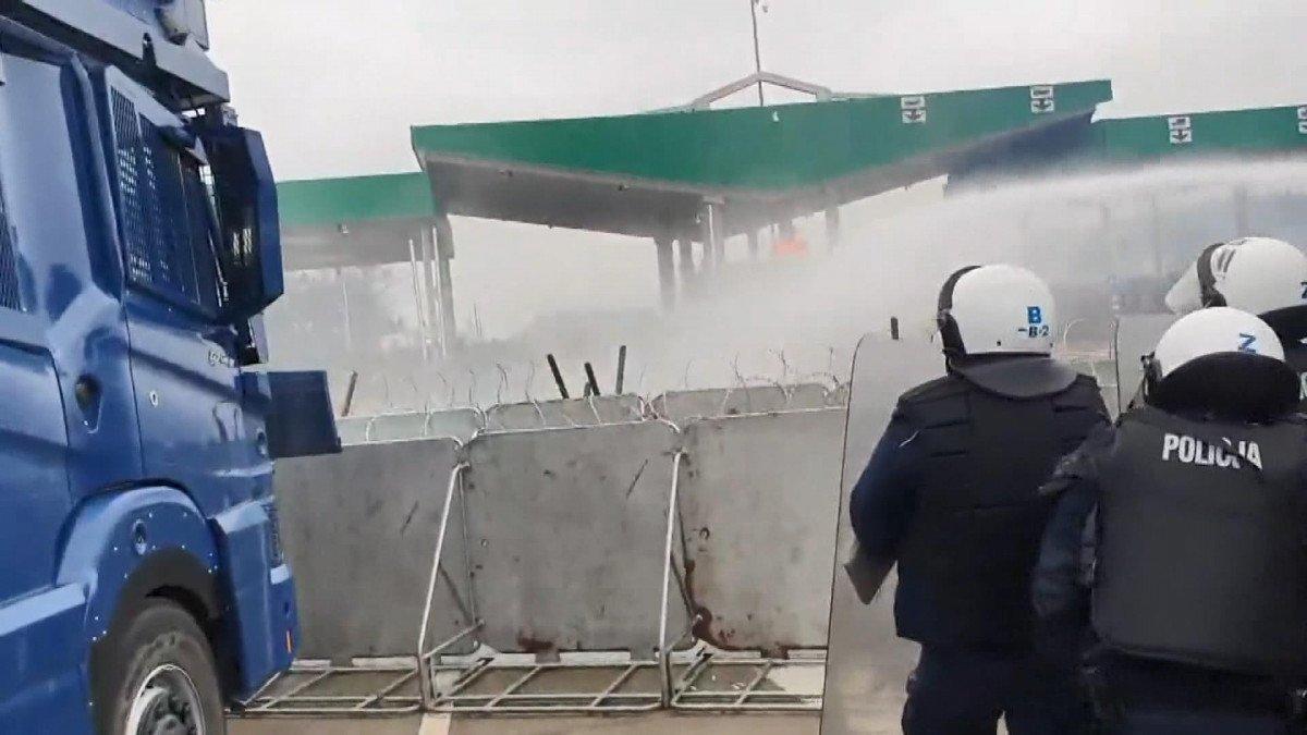 Polonya-Belarus sınırındaki sığınmacılara, tazyikli su biber gazıyla müdahale