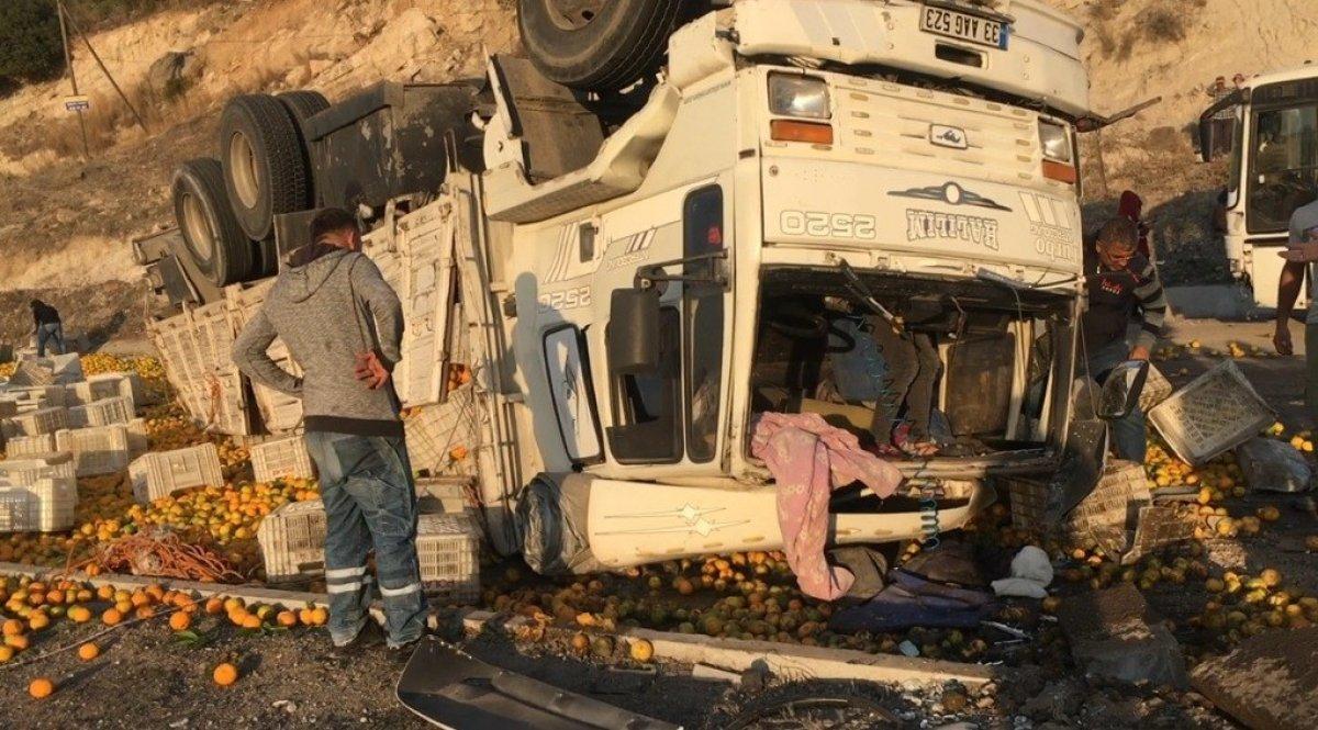 Osmaniye'de trafik kazası: Yollar narenciyle doldu