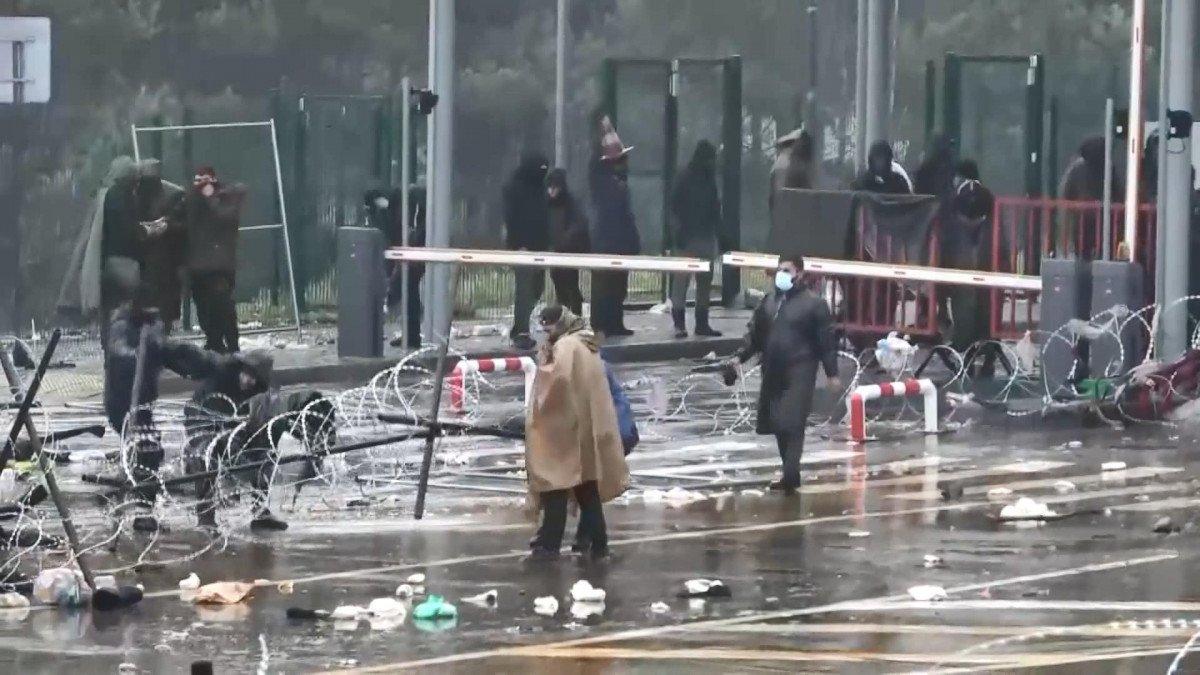 Polonya-Belarus sınırındaki sığınmacılara, tazyikli su biber gazıyla müdahale