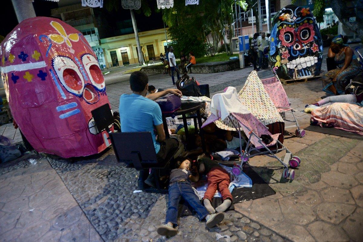 ABD'ye göç etmek isteyen Meksikalılar, sınırda bekliyor