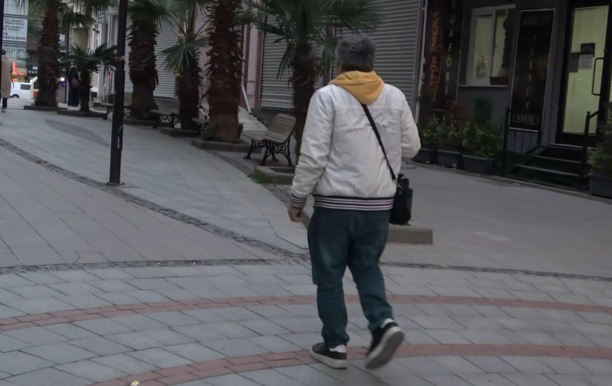 Arnavutköy'de evlenmek isteyen adam, direklere eş ilanı asıyor