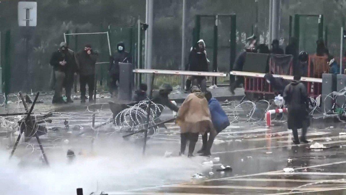 Polonya-Belarus sınırındaki sığınmacılara, tazyikli su biber gazıyla müdahale
