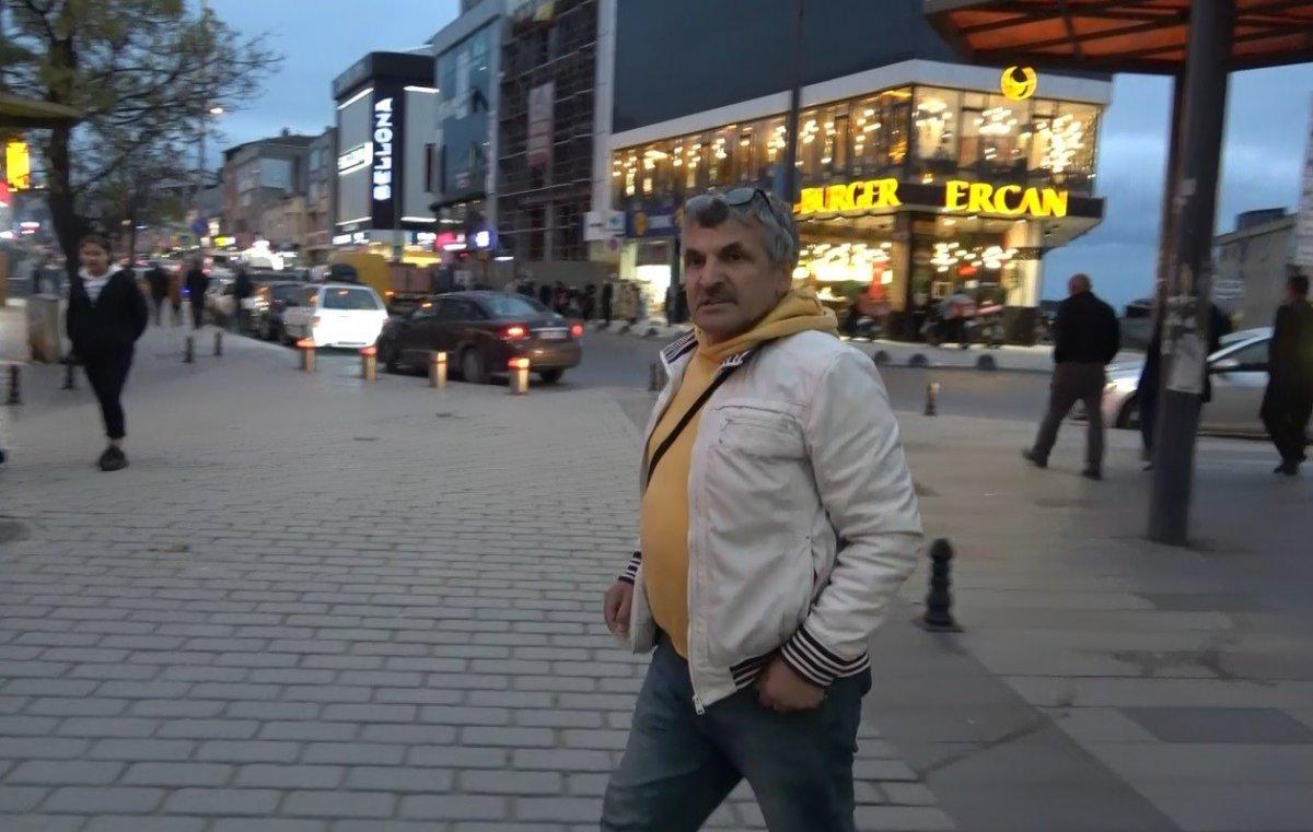 Arnavutköy'de evlenmek isteyen adam, direklere eş ilanı asıyor