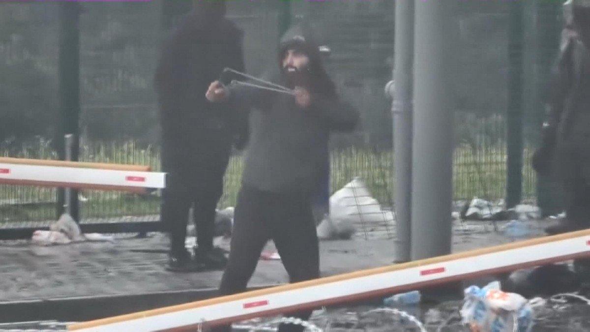 Polonya-Belarus sınırındaki sığınmacılara, tazyikli su biber gazıyla müdahale