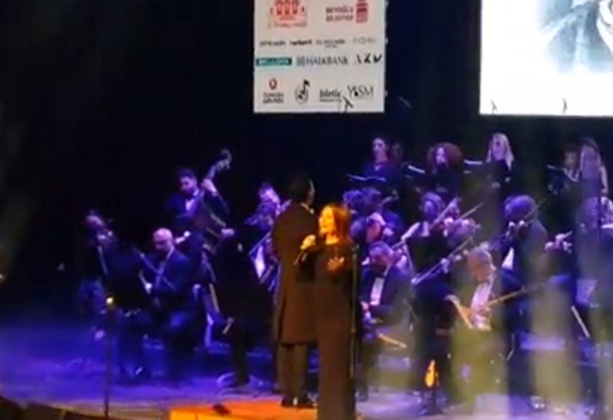 Sibel Can, AKM'de ilahi söyledi