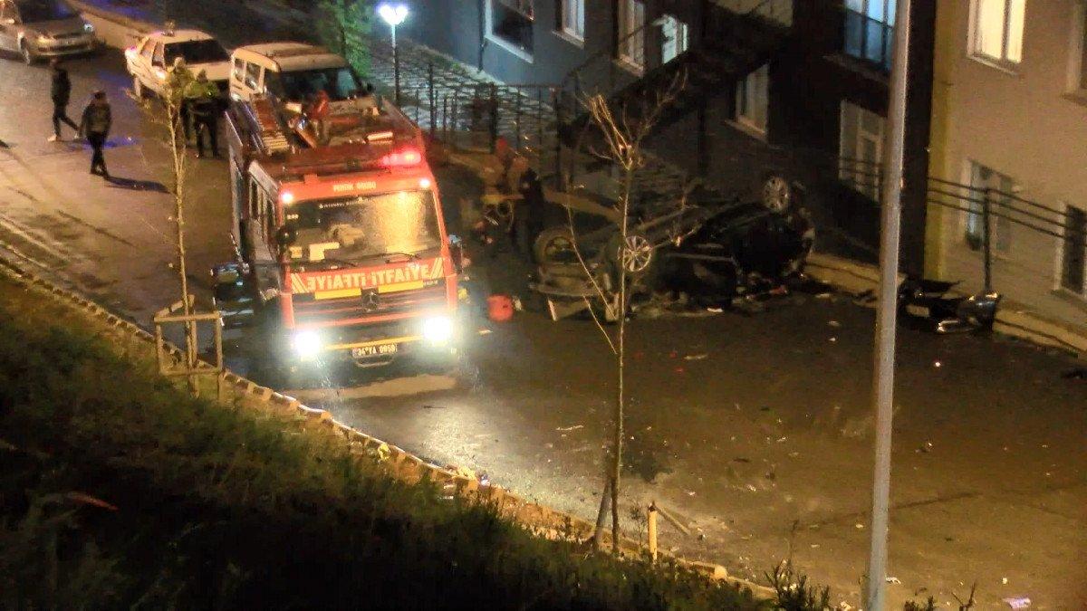Pendik'te devrilen otomobilden anne ve kızı yaralı olarak kurtuldu