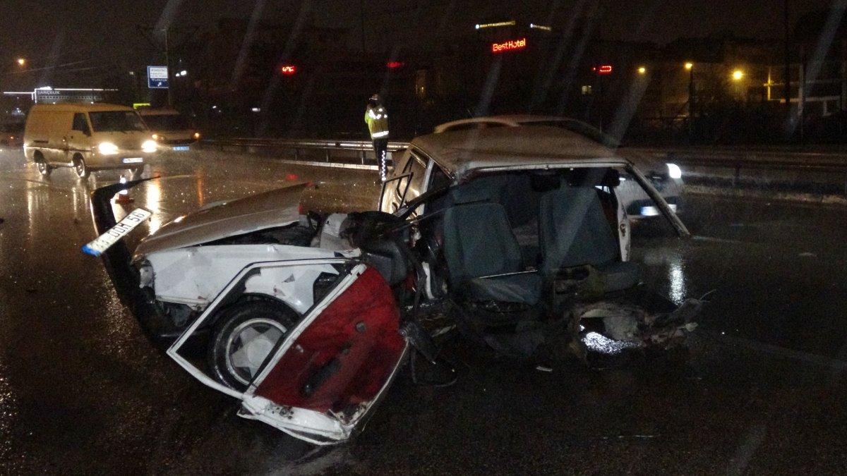 Bursa'da tırın çarptığı otomobil parçalara ayrıldı