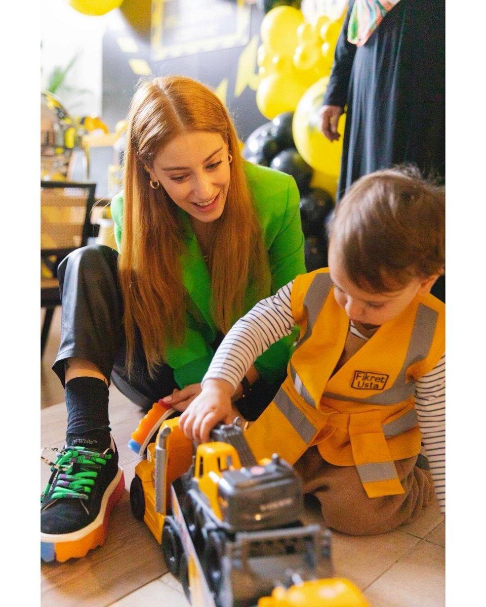 Hazal Kaya ve Ali Atay, oğulları Fikret Ali'nin doğum gününü kutladı