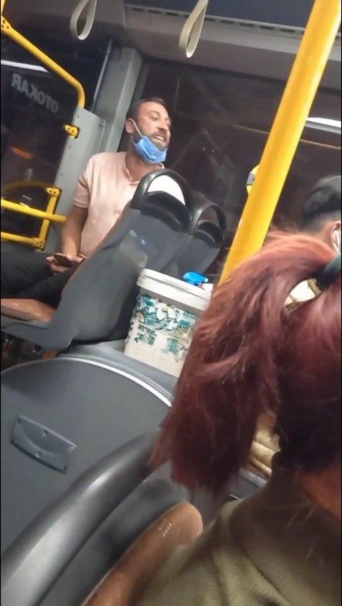 Antalya’da otobüs içinde darbukalı eğlence kamerada