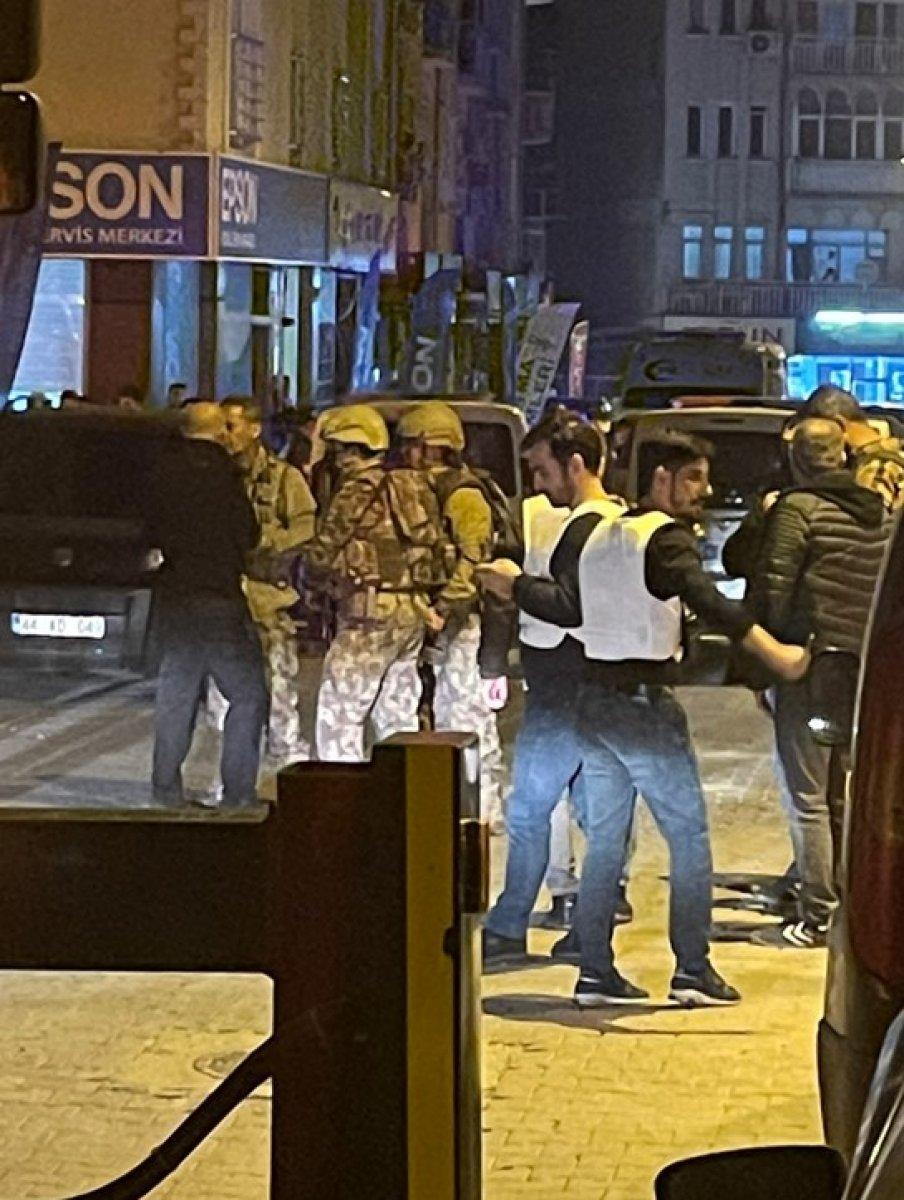 Malatya'da bir kişi, boşanma aşamasındaki eşinin evini silahla bastı