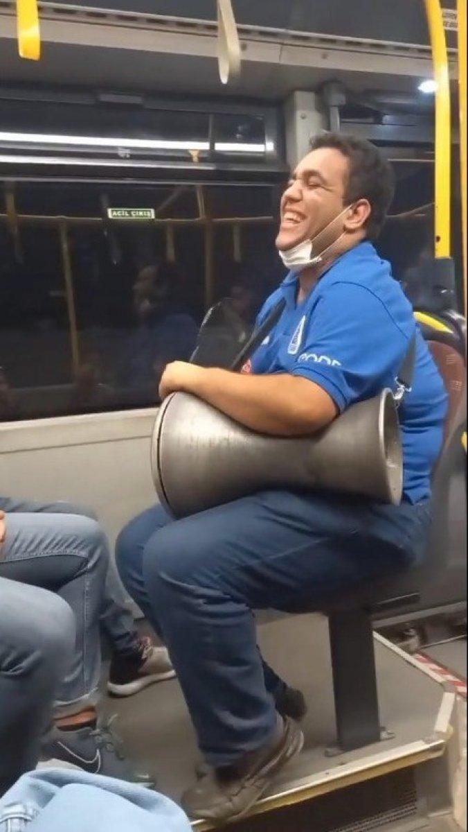 Antalya’da otobüs içinde darbukalı eğlence kamerada