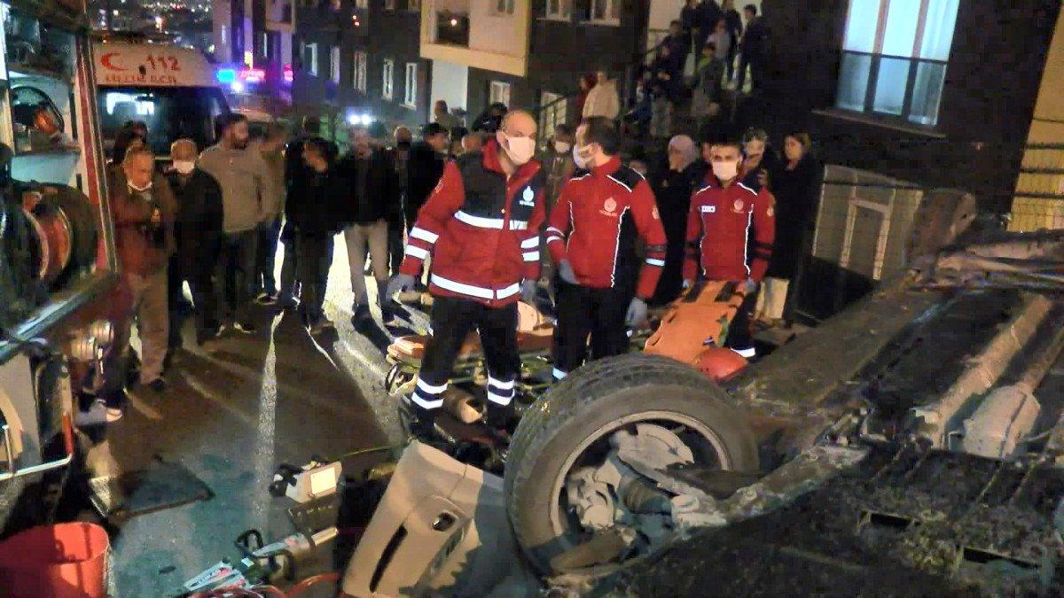 Pendik'te devrilen otomobilden anne ve kızı yaralı olarak kurtuldu