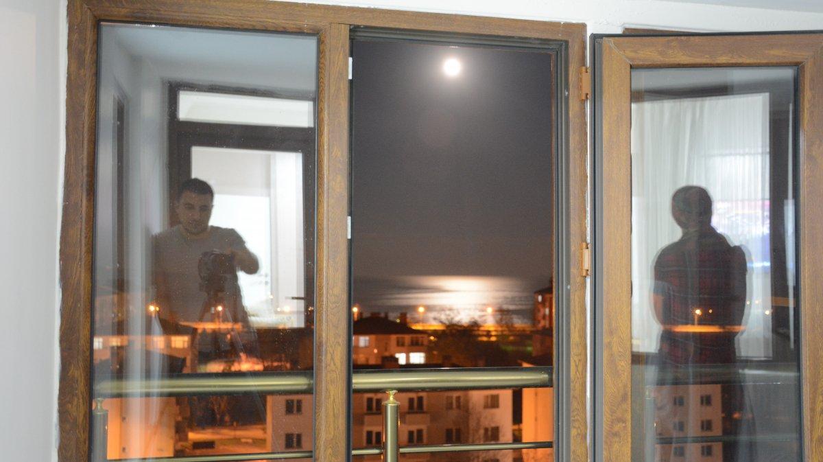 Van Gölü'ne yansıyan dolunayın muhteşem manzarası