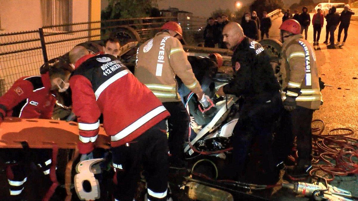 Pendik'te devrilen otomobilden anne ve kızı yaralı olarak kurtuldu