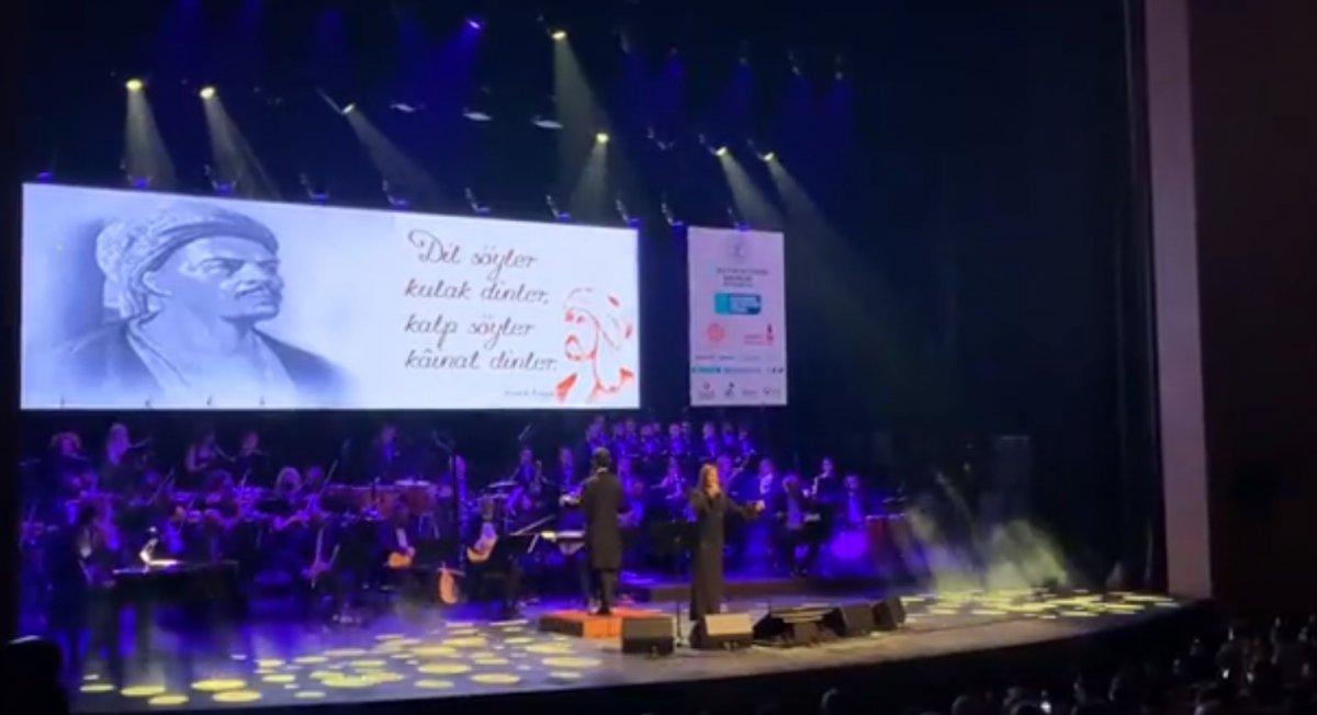 Sibel Can, AKM'de ilahi söyledi