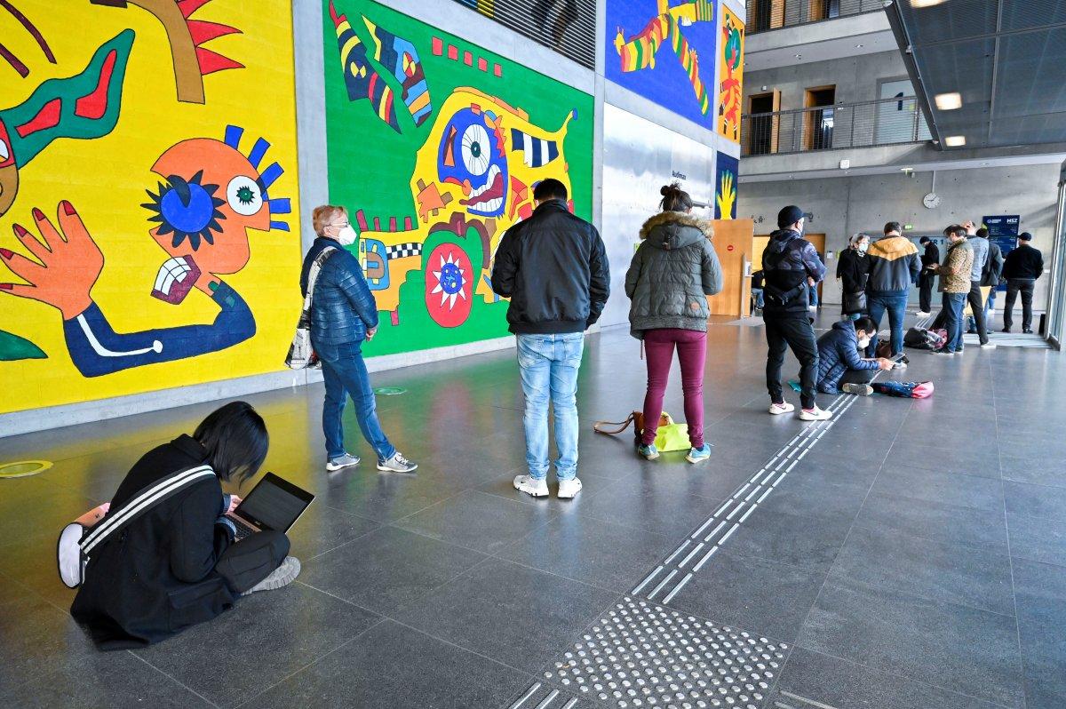 Yasakların başladığı Almanya ve Avusturya'da aşı kuyrukları