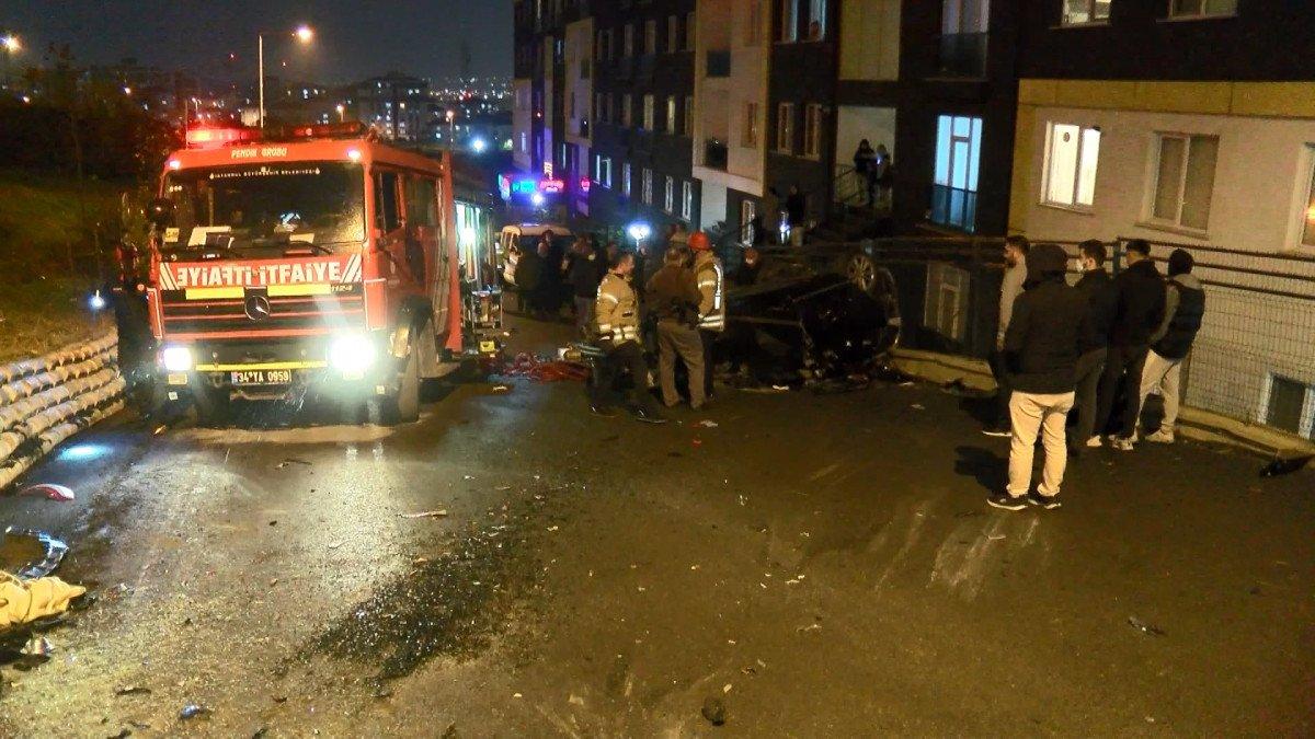 Pendik'te devrilen otomobilden anne ve kızı yaralı olarak kurtuldu