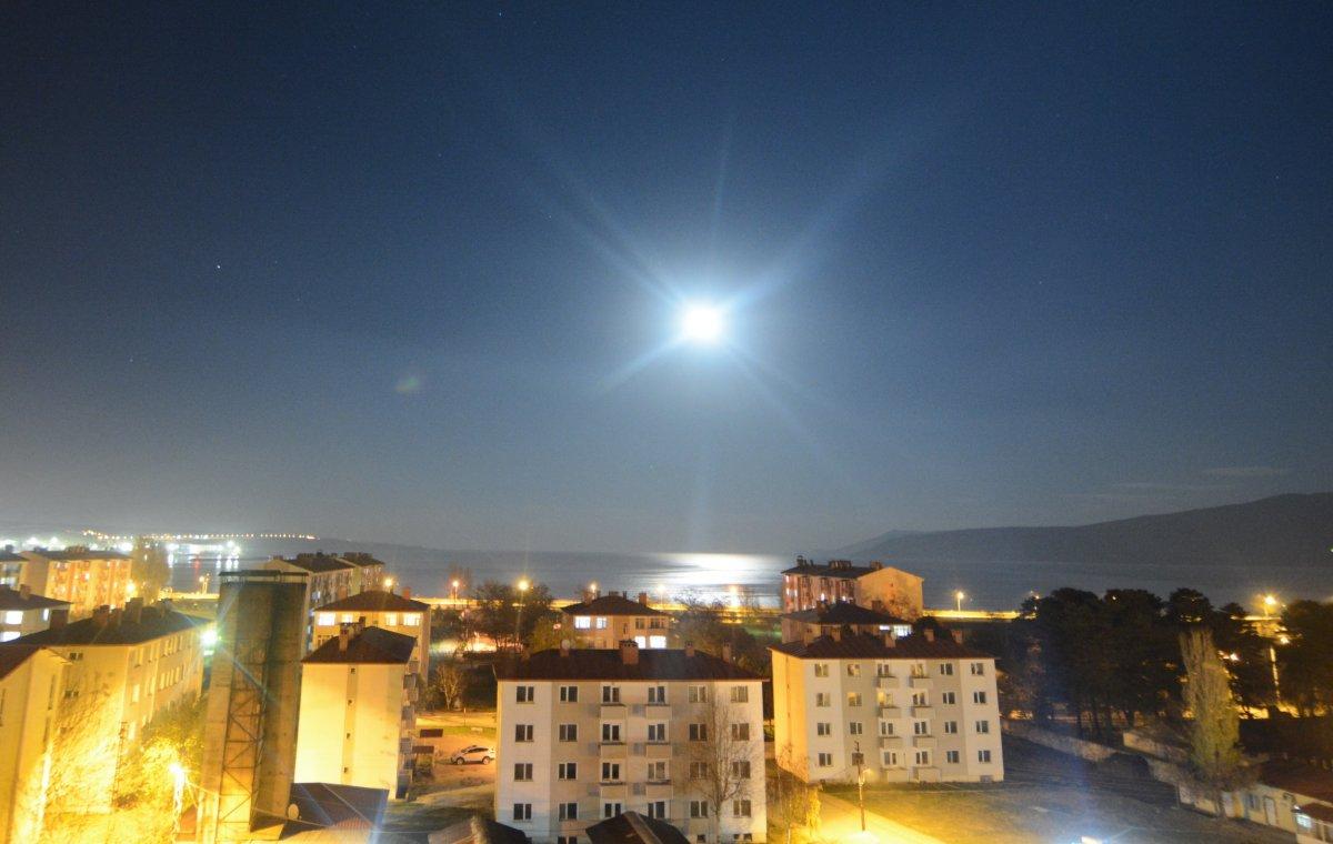 Van Gölü'ne yansıyan dolunayın muhteşem manzarası