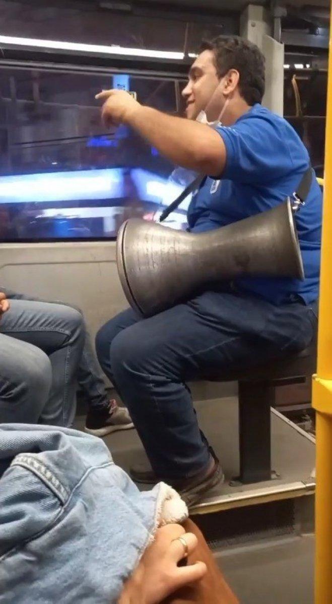 Antalya’da otobüs içinde darbukalı eğlence kamerada