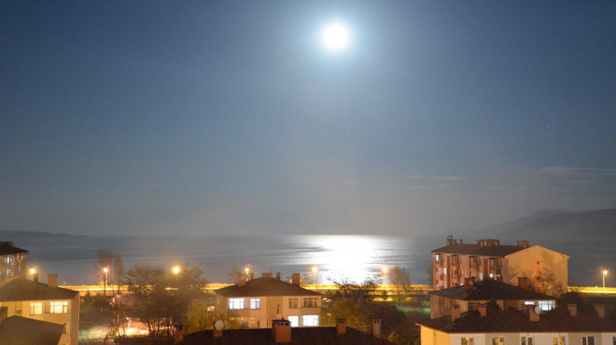 Van Gölü'ne yansıyan dolunayın muhteşem manzarası